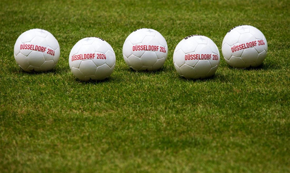 Fünf Bälle für fünf Spiele bei der Fußball-Europameisterschaft in Düsseldorf