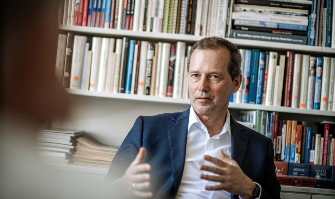 Felix Droste beim Gespräch mit VierNull-Autor Hans Onkelbach in einem Büro des Droste-Verlags. Foto: Andreas Endermann
