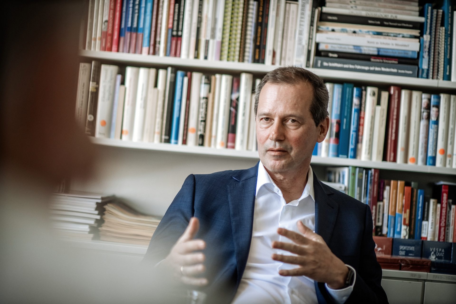 Felix Droste beim Gespräch mit VierNull-Autor Hans Onkelbach in einem Büro des Droste-Verlags. Foto: Andreas Endermann