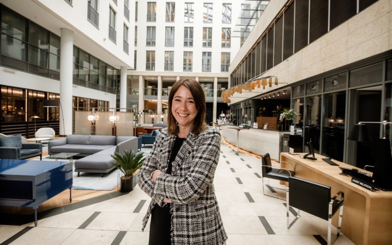 Britta Kutz in der Lobby des Hotels Interconti an der Königsallee. Foto: Andreas Endermann