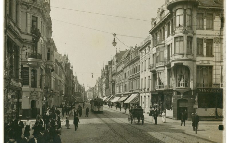 Schadowstraße in Höhe der Kreuzung Bleichstraße (r.) und Wagnerstraße mit Blick nach Westen. Foto Peter Hubert Höltgen, 1909