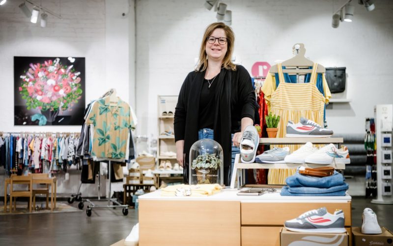 Daniela Perak gehört mit ihrem Geschäft "Roberta" zu den Düsseldorfer*innen, die nachhaltige Mode anbieten und fördern. Foto: Andreas Endermann