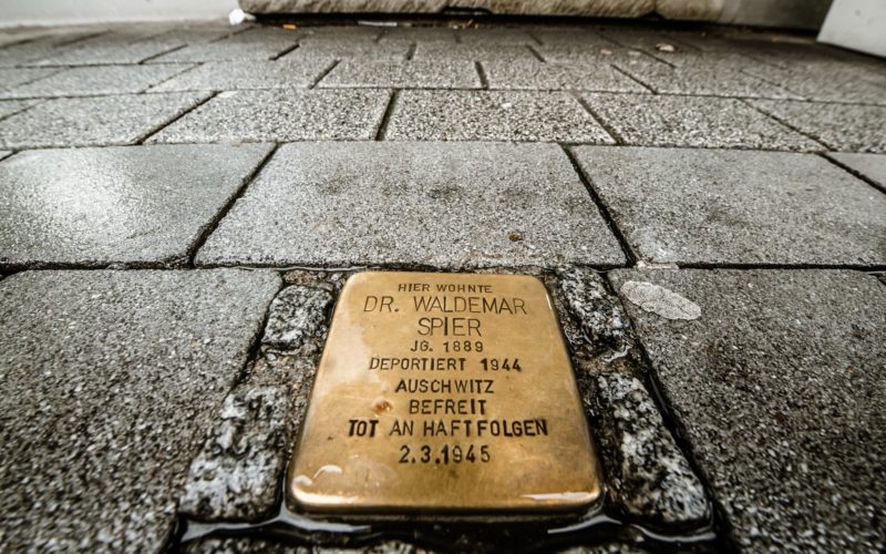 Dieser Stolperstein ist Waldemar Spier gewidmet und liegt vor dem Haus an der Kölner Straße 248 in Oberbilk. Foto: Andreas Endermann