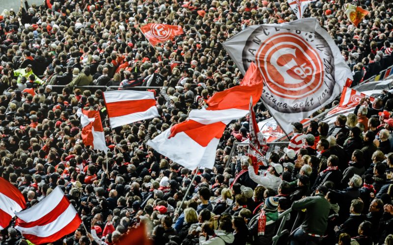 So haben die Fans von Rot-Weiß vor der Pandemie in der Arena gefeiert. Unsere Autorin erzählt von ihnen und von der ebenso herausfordernden Leidenschaft, Anhänger der peruanischen Nationalmannschaft zu sein. Foto: Andreas Endermann
