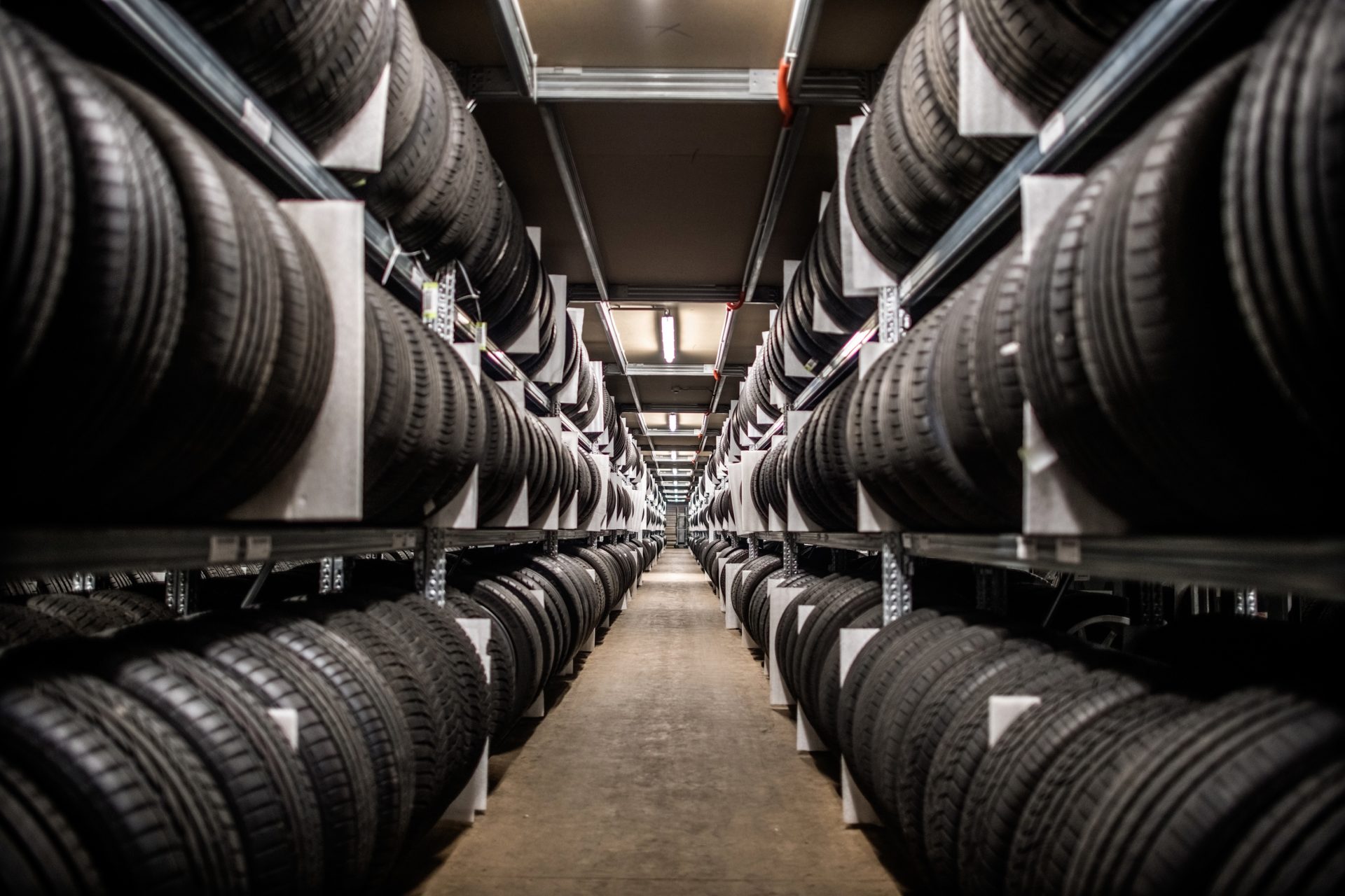Tausende von Reifen ruhen in den Regalen des Reifen-Hotels. Ordentlich abgelegt, systematisch erfasst und in Sekunden wieder zu finden, wenn sie zurück zum Kunden sollen. Fotograf Andreas Endermann war von der Optik fasziniert.