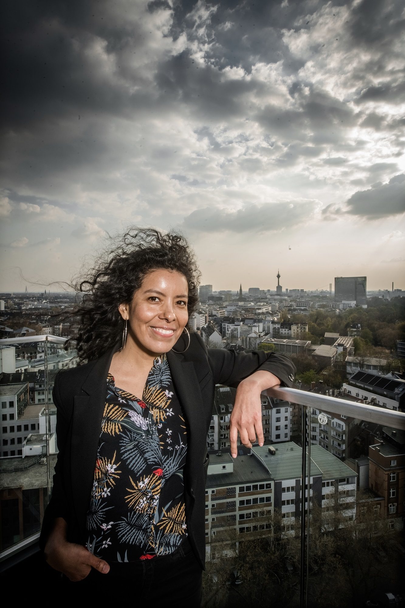 Karina Rosdriguez hat einen besonderen Blick auf Düsseldorf - und das nicht nur von der Terrasse dieses Hotels. Foto: Andreas Endermann