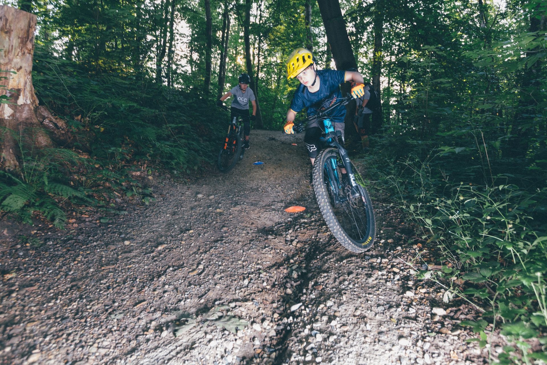 Vincent Vogt und Ben Bodenburg sind zwei der jungen Mountainbiker, die im Aaper Wald trainieren - auch naturverträgliches Fahren und Bremsen. Foto: Johannes Boventer