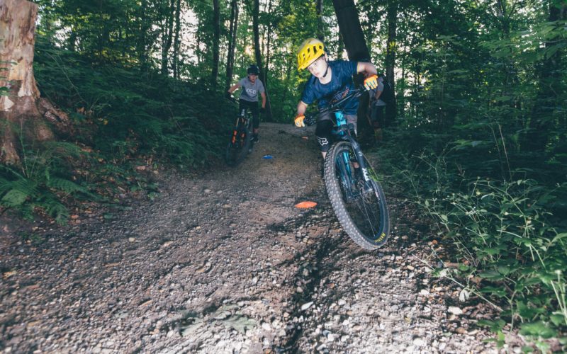 Vincent Vogt und Ben Bodenburg sind zwei der jungen Mountainbiker, die im Aaper Wald trainieren - auch naturverträgliches Fahren und Bremsen. Foto: Johannes Boventer