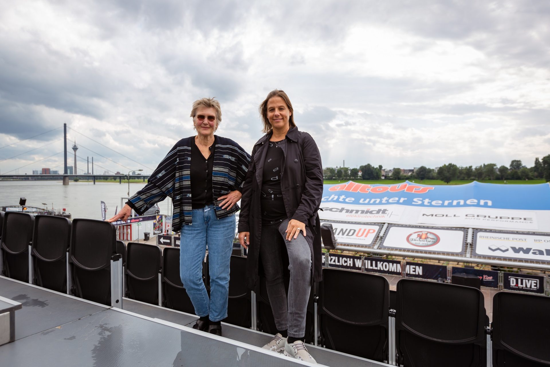 Seit 27 Jahren ist Rosemarie Schatter (links) für das Programm im Düsseldorfer Open-Air-Kino verantwortlich. Heute arbeitet sie mit Daniela Stork von der städtischen Veranstaltungstochter D.Live zusammen. Foto: Johannes Boventer
