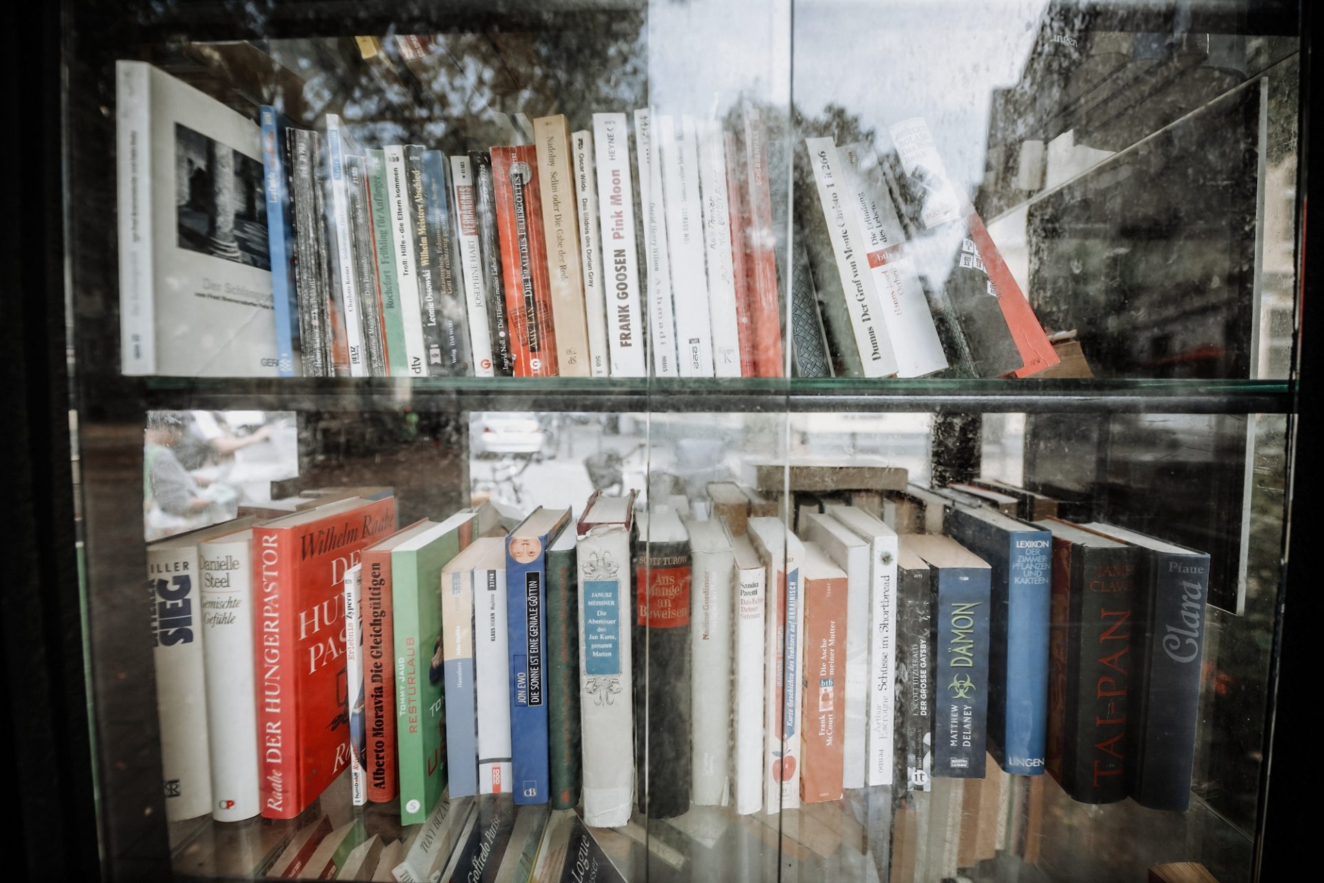 Eine Menge Titel, eine Menge mögliche Antworten: der Bücherschrank am Friedensplätzchen alias das Orakel von Unterbilk. Foto: Andreas Endermann