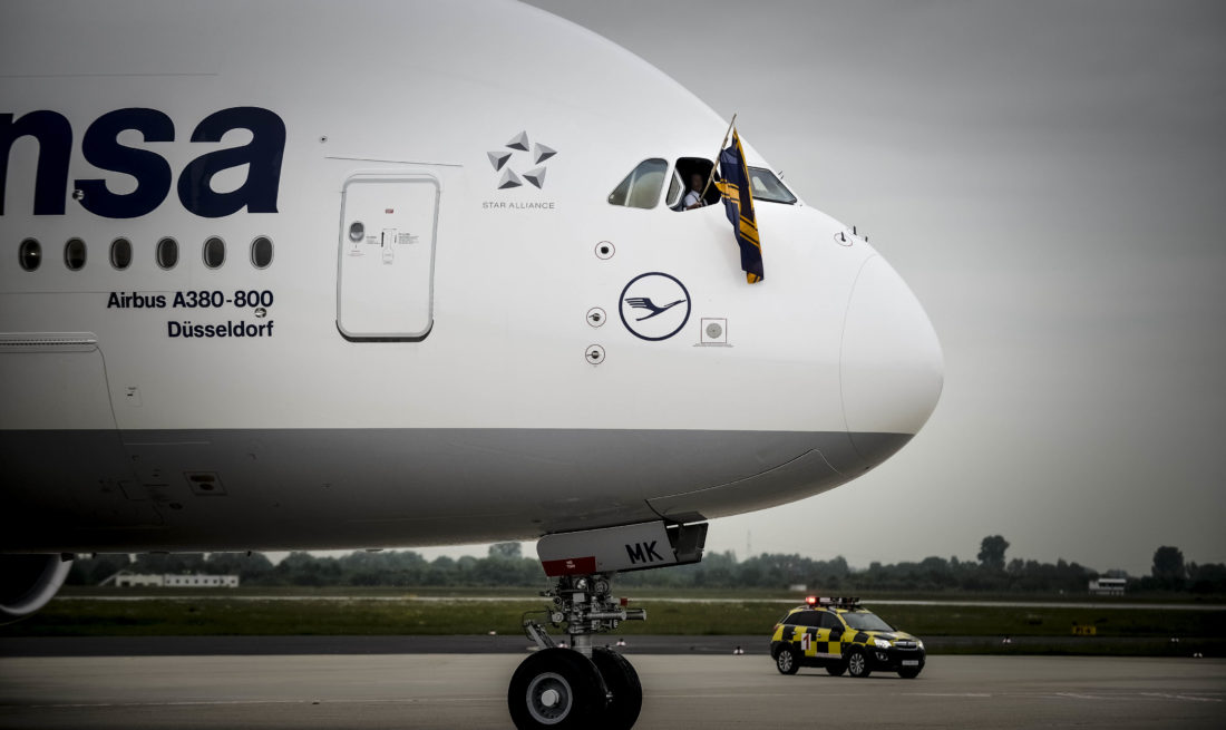 De Lufthansa-A380 "Düsseldorf" auf dem hiesigen Flughafen. Zur Begrüßung gab es Sekt auf die Nase, vorsichtig gegossen von Astrid Albers, der Frau des damaligen Oberbürgermeisters Dirk Elbers (CDU) .