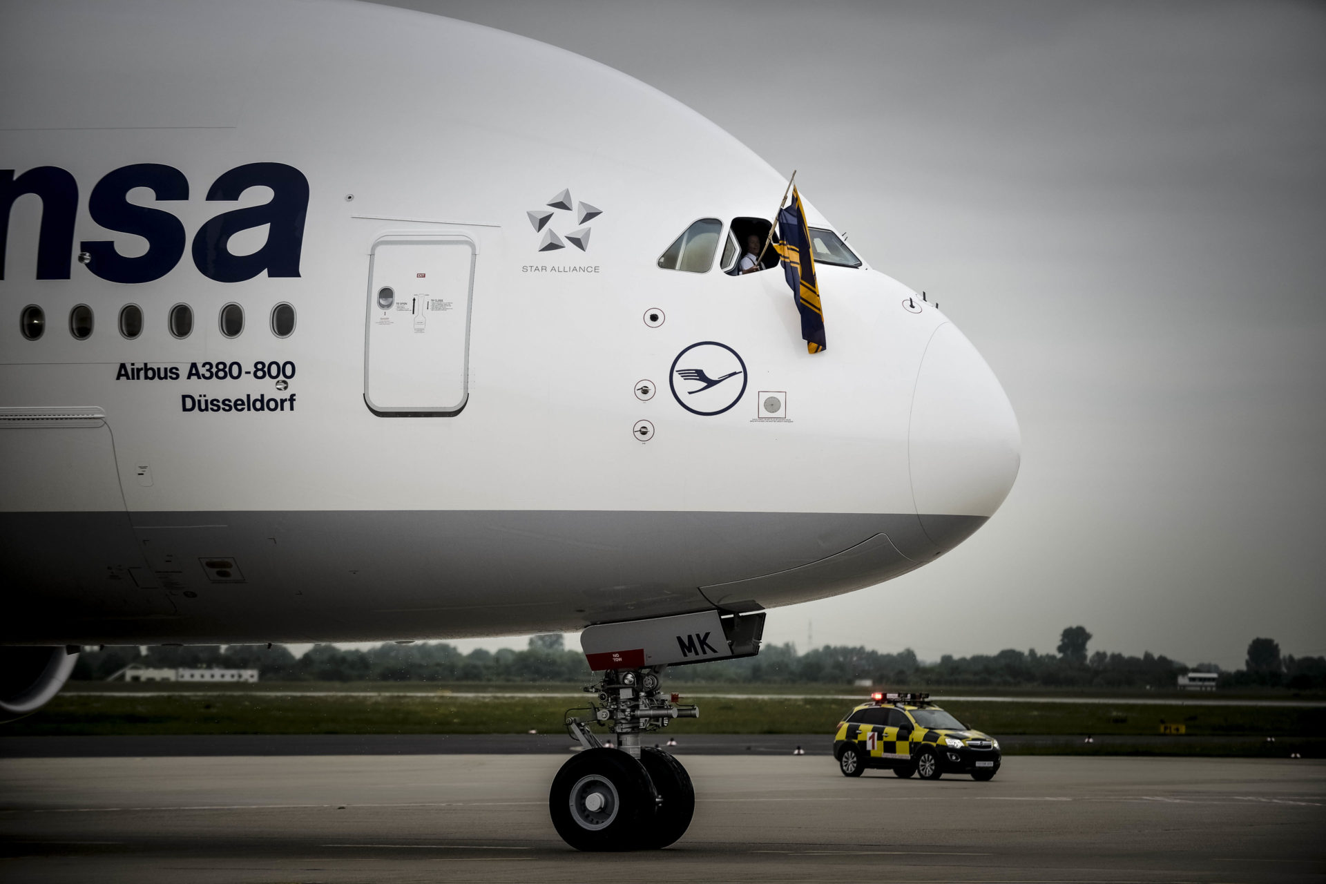 De Lufthansa-A380 "Düsseldorf" auf dem hiesigen Flughafen. Zur Begrüßung gab es Sekt auf die Nase, vorsichtig gegossen von Astrid Albers, der Frau des damaligen Oberbürgermeisters Dirk Elbers (CDU) .