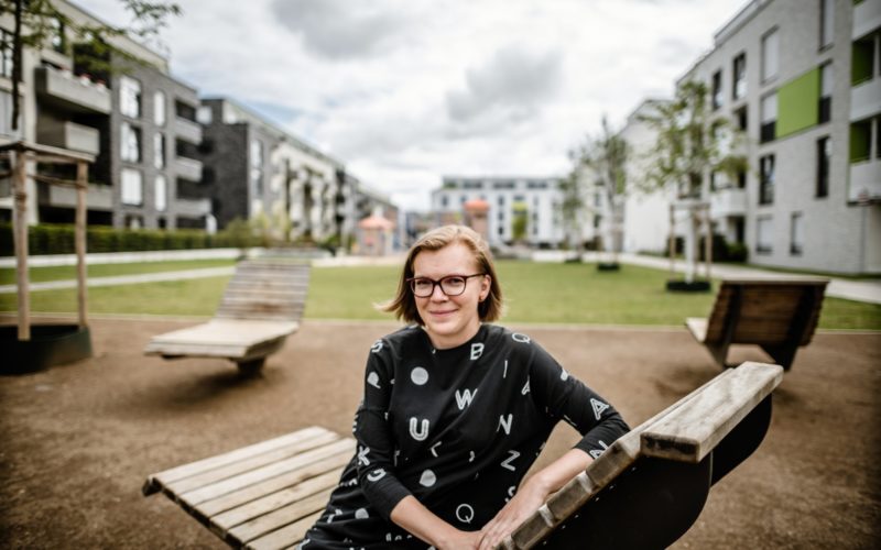 Daša Martin ist mit ihrer Familie von Wien nach Oberbilk gezogen. Sie kann die Unterschiede in der Wohnungspolitik beider Städte am Beispiel ihres Lebens erläutern. Foto: Andreas Endermann