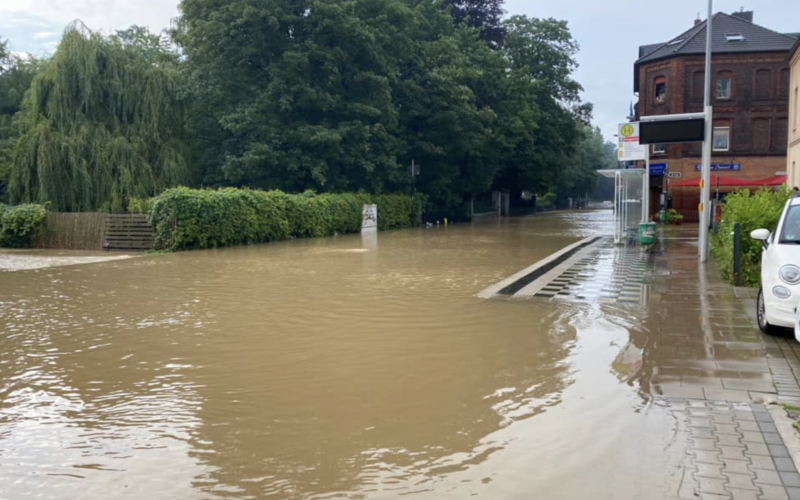 Normalerweise fließt die Düssel unter der Glashüttenstraße durch. Am 15. Juli trat sie über die Ufer und überflutete das Viertel südlich des Gerresheimer S-Bahnhofs.