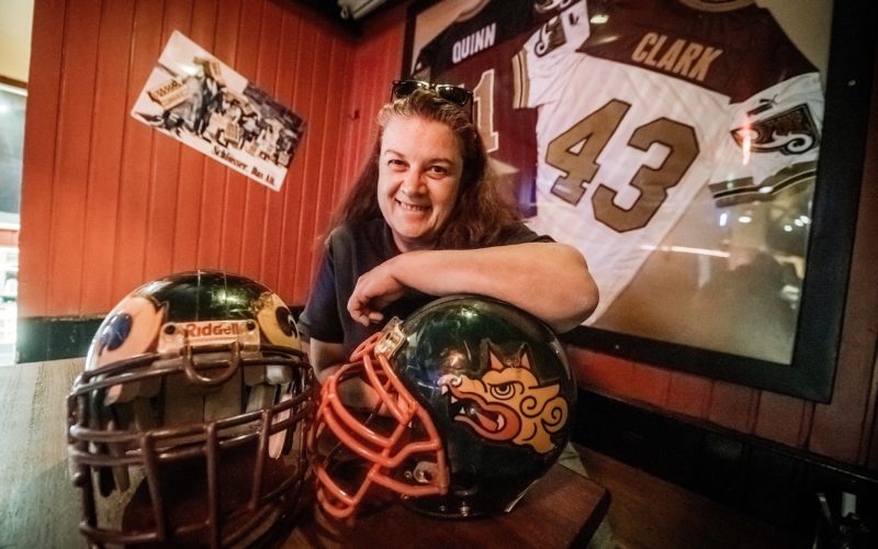 Isa Fiedler mit Football-Helmen von Rhein Fire und den Barcelona Dragons. Foto: Andreas Endermann