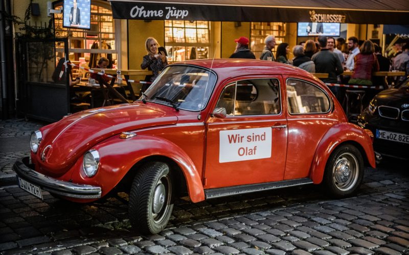 Die Düsseldorfer SPD feierte den Wahlabend in der Altstadtkneipe "Ohme Jupp". Davor stand dieser rote VW Käfer mit der Aufschrift "Wir sind Olaf". Foto: Andreas Endermann