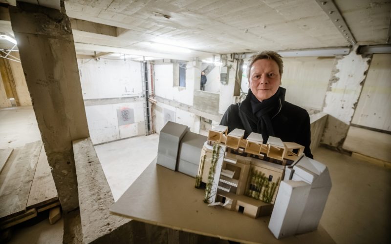 Andreas Knapp zeigt ein Modell des Bilker Bunkers. Er steht dabei in einer Etage, die ab September 2022 als Kulturraum genutzt wird. Foto: Andreas Endermann