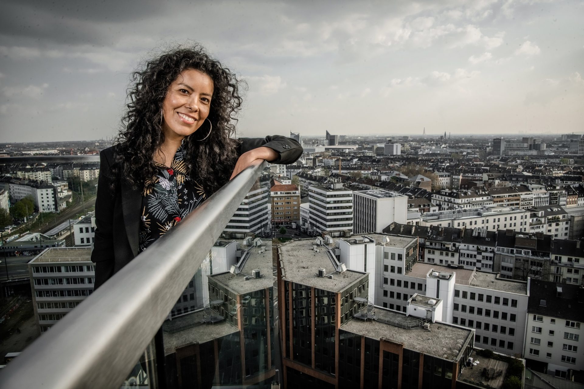 Unsere Autorin Karina Rodriguez auf der Dachterrasse eines Hauses an der Toulouse Allee. Dort hat Andreas Endermann sie fotografiert - bei ihrem Blick auf Düsseldorf.