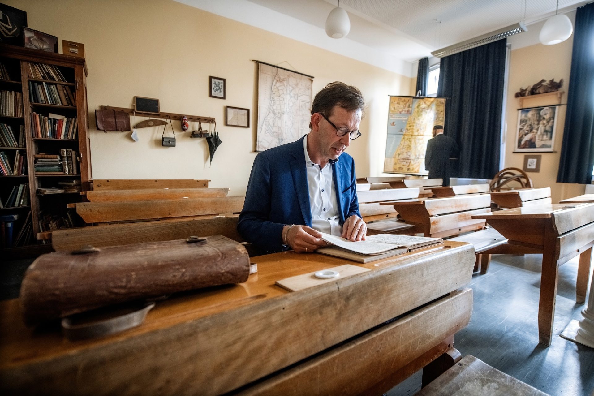 Stadtdirektor Burkhard Hintzsche im historischen Klassenzimmer der Maxschule. Foto: Andreas Endermann