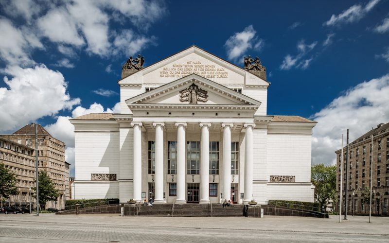 Das Stadttheater Duisburg wurde ursprünglich 1911/12 errichtet und nach dem Zweiten Weltkrieg wieder aufgebaut. Prägend sind seine sechs Säulen und ein Schiller-Zitat auf dem Giebel. Foto: Andreas Endermann