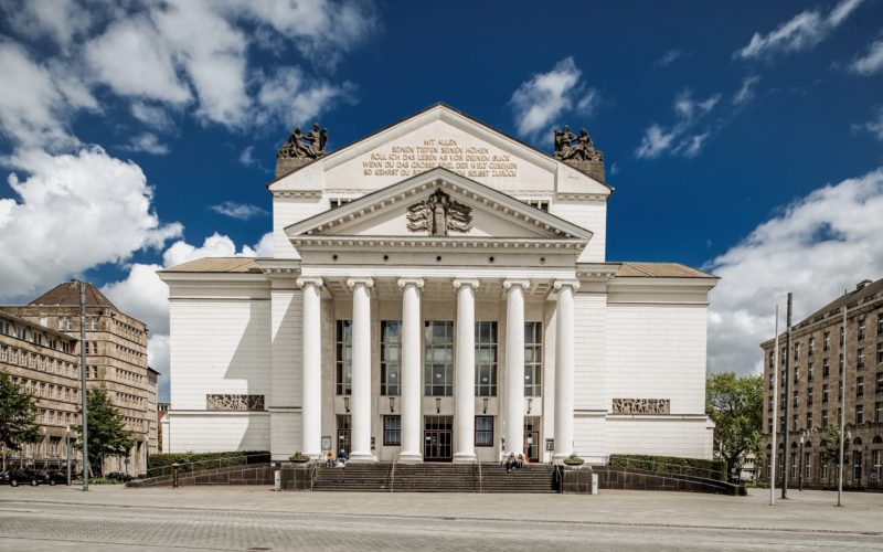 Das Stadttheater Duisburg wurde ursprünglich 1911/12 errichtet und nach dem Zweiten Weltkrieg wieder aufgebaut. Prägend sind seine sechs Säulen und ein Schiller-Zitat auf dem Giebel. Foto: Andreas Endermann