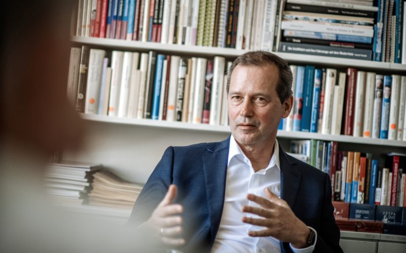 Felix Droste beim Gespräch mit VierNull-Autor Hans Onkelbach in einem Büro des Droste-Verlags. Foto: Andreas Endermann