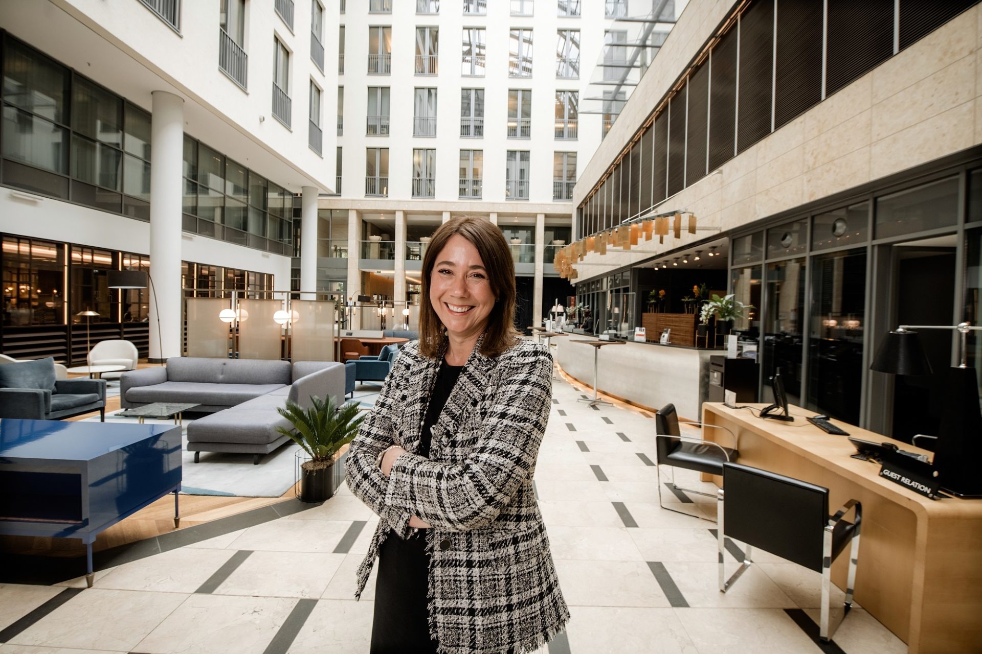 Britta Kutz in der Lobby des Hotels Interconti an der Königsallee. Foto: Andreas Endermann